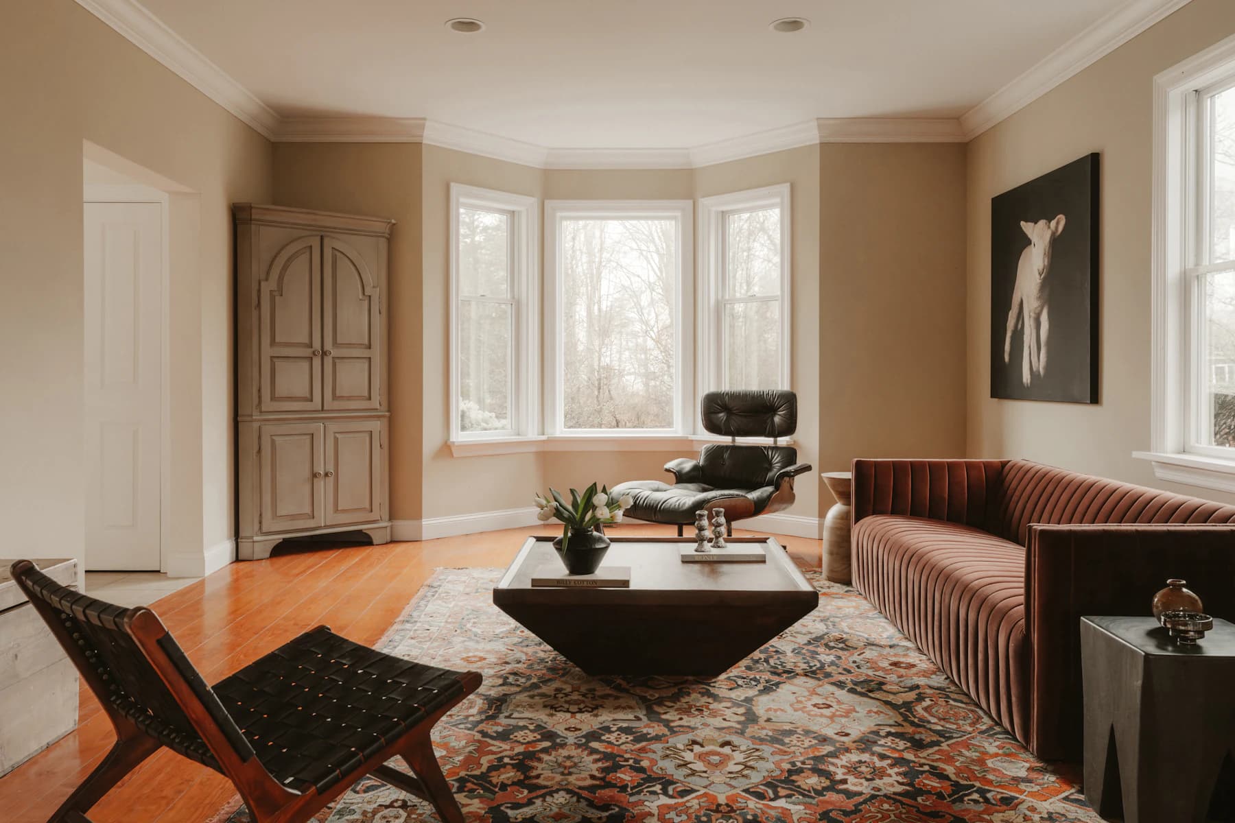 Sala contemporânea aconchegante com sofá, poltronas e tapete